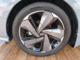 純正17インチアルミには205-50R17サイズのタイヤが装着されています。