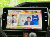 テレビ番組を画面に表示でき、停車中の待ち時間にも映像を楽しめます。ニュースやバラエティなどを車内で視聴できるので、お出かけ先での休憩時間を過ごす際にも便利な装備です。