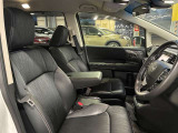 運転席の画像です。足元やシートまわりに余裕があり、リラックスした姿勢で運転が可能です。視界も良好で操作系へのアクセスもしやすく、快適で安心感のあるドライブをサポートします。