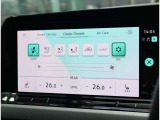 【3ゾーンエアコン】 運転席・助手席+リアシートの3ゾーンで別々に温度設定可能な3ゾーンフルオートエアコンを装備。快適なドライブをサポートします。