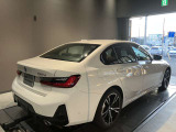 【BMWの伝統-3】BMWのお車は、&ldquo;駆け抜ける歓び&rdquo;を体現しております。走行の安定性とコーナリングの良さを追求し、思い通りにハンドルの操作可能です。