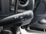 スイッチをオートに設定しておけば、車外の明るさに応じて自動的にヘッドランプを点灯・消灯します。夕暮れ時やトンネルの続く山道などを走行する時に便利なコンライトを装備しています。