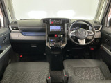 【インパネ】運転のしやすさを最優先に設計された見晴らしの良いフロントビュー。車両間隔が掴みやすく狭い道でも安心♪「安全」と「品質」を最優先に、安心してお乗りいただけるクルマを提供いたします。