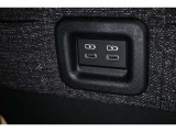 運転席後USB端子ソケット装備!