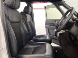 座面も厚みがあり背もたれも高く、広い足元にゆったり座れるシートです。運転席と助手席の間が空いている為、助手席側への移動がスムーズです。交通量の多い道でも助手席側から乗り降りができます。