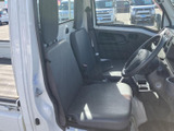 座面と背もたれは落ち着いた色合いで、運転席まわりをすっきりとまとめています。乗り降りの際に室内を見渡しやすく、日々の移動でも気兼ねなく使いやすい空間です。