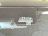 【三菱e-Assist】走行中に前方の車両等を認識し、衝突しそうな時は警報とブレーキで衝突回避と被害軽減をアシスト。より安全にドライブをお楽しみいただけます。