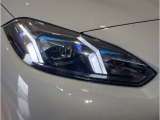 【LEDヘッドライト】先進のLEDテクノロジーを採用。放射される白色光の周波特性は太陽光に近く、バイキセノン・ヘッドライトを上回るコントラストで更に明るく輝きます!