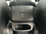 後席用のUSBタイプCの充電端子が付いています!後席の方もスマホやタブレットの充電をしながらドライブを楽しんでいただけますね!!