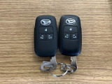 【スマートキー】 スマートキーを携帯していれば、ドアハンドルのボタンを押してロックの解除ができ、パワースライドドアもワンタッチで開閉できます。