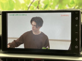 画面には映像が表示され、タッチ操作部も見やすく配置されています。走行中の案内表示など、必要な情報を確認する際にも使いやすく、移動中の車内で便利に活用いただけます。