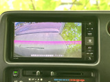 後方の様子を画面で確認でき、駐車時の安全確認をサポートします。ガイド表示も備わっており、車両後方の状況を見ながら落ち着いて操作できる便利な装備です。
