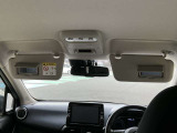 サンバイザーには運転席と助手席の両方にミラーが付いています。