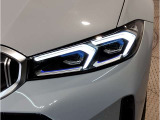 【LEDヘッドライト】先進のLEDテクノロジーを採用。放射される白色光の周波特性は太陽光に近く、バイキセノン・ヘッドライトを上回るコントラストで更に明るく輝きます!