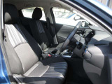 正しい姿勢で運転できるように体幹の腰部をしっかりささえるようデザインされているシートです。素材、シート形状を研究することでフィット感を高めつつ、優れた快適性を実現しています。