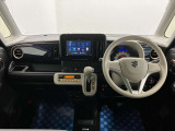 【インテリア正面】視界が広く見渡しやすく手の届く範囲にスイッチもデザインされており、とっても使いやすいです。ぜひ店頭でご覧ください。