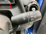 レバーには操作内容を示す表示があり、手元で確認しやすい配置です。運転中も視線を大きく外さず扱いやすく、日常の走行で使うライト類の操作をサポートします。