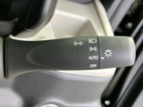 レバーには方向指示やランプ操作の表示があり、AUTOやOFFなどの表記も確認できます。必要な操作を手元で把握しやすく、日常の運転を支える装備です。