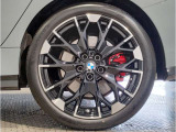 【BMWアロイホイル】軽量かつ強度に拘ったアロイホイル。走行性能ポテンシャルを引き出す設計。車の足元を引き締めてくれる大きなポイントはアロイホイルです。