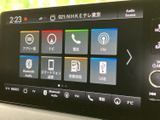 アプリやナビ、電話、FMなどの機能がアイコンで並び、使いたい項目を画面から選べます。BluetoothやUSBなどの接続項目もまとまり、日々の操作に便利です。