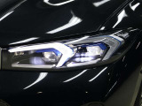LEDヘッドライトは先進のLEDテクノロジーを採用。照射される白色光の周波性は太陽に近くバイキセノンヘッドライトを上回るコントラストでさらに明るく輝きます。