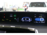 大きく表示されるデジタルメーターは、瞬時に車速が確認できます。エネルギーモニターではHVシステムの現状況などが一目で確認できます。地球に優しく運転すると、ガソリン代の節約にもつながります。