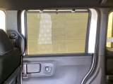 【ロールシェード】日差しは遮り、風は車内へ。
