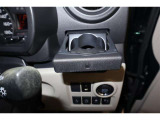 運転席のカップホルダーは収納可能で便利です。