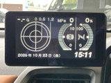 中央の画面には車両情報が表示され、円形の表示や数値をひと目で確認できます。時刻や日付もあわせて表示されるため、走行中に必要な情報を見つけやすい画面構成です。