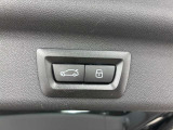 MINIの運転席操作部は、中央に構えるディスプレイが最大の特徴です。航空機を思わせるトグルスイッチなど、直感的で遊び心のあるメカニカルな操作感が、ゴーカートのような走りの高揚感を高めます。