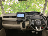 運転席まわりはメーターや画面が前方にまとまり、見渡しやすいレイアウトです。フロントガラスからの視界も広く、明るい色合いの内装が運転席と助手席に開放感をもたらします。