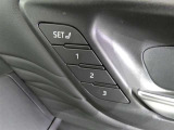 運転席のシートポジションを記憶・再現できるメモリー機能を搭載しています。
