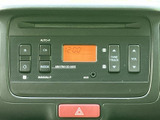AM・FMラジオに加えてCDやAUXの表示があり、音源選びの幅が広がります。ボタンには機能名が記されているため、操作内容を確認しやすく、毎日の移動やお出かけの際にも活用しやすい装備です。