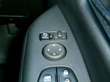 電動格納式ミラーなので、対向車などとのすれ違い時にも便利です。