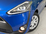 【LEDヘッドライト】悪天候や夜間走行時も良好な視界を確保し安心して運転できる高輝度LEDヘッドライトを装備!点灯速度が早く、消費電力も抑えられています。