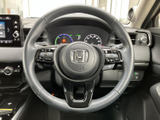 ステアリングには複数のスイッチが配置され、運転姿勢を保ったまま手元で各種操作ができます。メーターや周辺の表示も確認しやすく、日常の運転を快適に支えます。