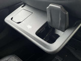 セカンドシートで使用できるドリンクホルダー装備ですよ!
