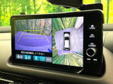 【マルチビューカメラシステム】専用のカメラにより、上から見下ろしたような視点で360度クルマの周囲を確認することができます☆死角部分も確認しやすく、狭い場所での切り返しや駐車もスムーズに行えます。