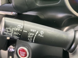 レバー上に各操作の表示があり、運転席から目で確認しやすい配置です。雨天時にも手元で扱いやすく、前方への注意を保ちながら操作できる便利な装備です。