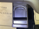 運転席からも助手席からも自由に使えるドリンクホルダーもついております。足元部分にはちょっとした小物を入れるのに便利な収納BOXもあります。