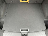 リヤ荷室には、二段(床下)収納もあります。