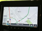 画面には周辺地図が表示され、道路や地点を確認しながら目的地までの移動をサポート。画面内の案内表示も見やすく、初めての場所へ向かう際にも活用しやすい装備です。
