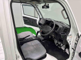 見易い計器類と運転し易いドライビングポジションは、視角も少なく前方&左右の見切りが良く運転し易いクルマです