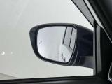 【ブラインドスポットモニター】車線変更時などに隣車線の死角にいるに車を検知してくれます。併せて目視もしましょう!