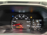 シンプルで大きく見やすい単眼メーターと様々の車両情報を表示するマルチインフォメーションディスプレイ
