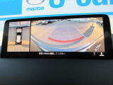 車両の前後左右にある4つのカメラを合成することで、まるでご自身のクルマを空から見ているような俯瞰での映像を映し出してくれます。バック時ももちろんのこと、前進時に視界の悪い交差点でも役に立ちますね。