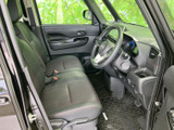 ゆったりとした前席は、運転席からメーターや前方を確認しやすいレイアウトです。座面と背もたれには落ち着いた色合いを採用し、日常の移動も心地よく過ごせます。