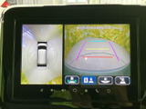 車両周囲を確認できる映像表示で、駐車時の位置合わせや周辺確認をサポートします。画面下部から表示を選べるため、状況に応じて活用しやすく、日々の駐車を心強く支えてくれる装備です。