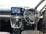 運転席周りのレイアウトをご覧ください。ナビゲーションが綺麗に装着されすっきり収まってますね!