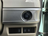 【 プッシュボタンスタートシステム 】 「アドバンストキーを携帯し、ブレーキペダルを踏みながらインパネ上のボタンを押すだけで、エンジンの始動/停止ができます。
